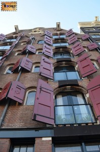 fatada de cladire langa Bloemenmarkt, piaţa de flori din Amsterdam