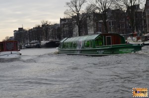 Canalele din Amsterdam - Blue Boat care defapt e verde