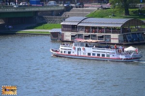 Castelul Wawel Cracovia - restaurant pe Bulwar Czerwieński malul raului Vistula
