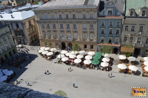 Piața Rynek Główny privita din turnul primariei din Cracovia
