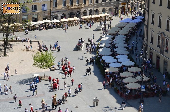 Piața Rynek Główny privita din turnul primariei din Cracovia