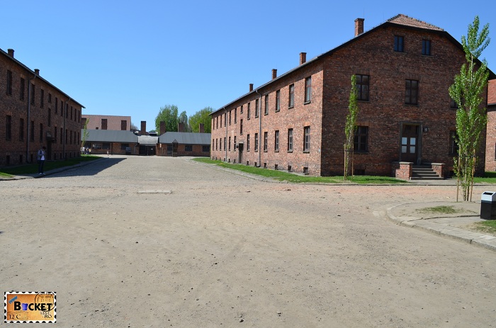 Lagărul Auschwitz I - culuoarul de apel Appellplatz