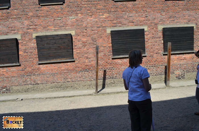 Lagărul Auschwitz I curtea interioara intre baraca 10 si baraca 11- curtea de tortura