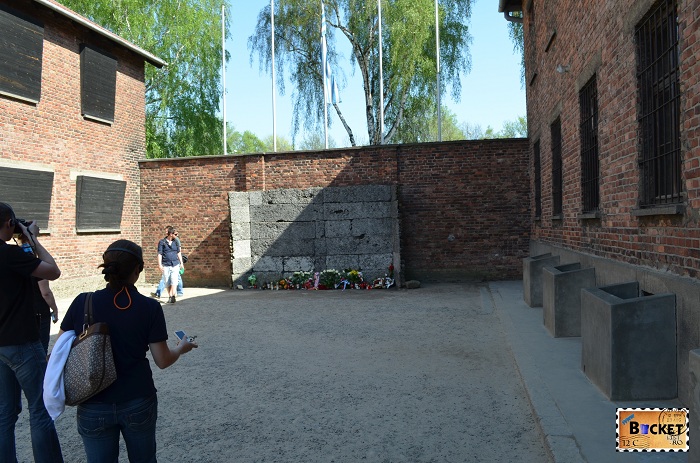 Lagărul Auschwitz I curtea interioara intre barca 10 si 11 si ziul de executie