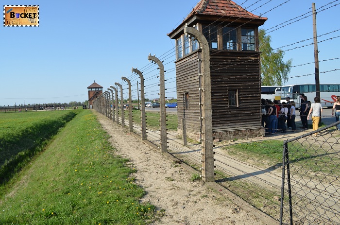 Lagărul de concentrare Auschwitz II - Birkenau iesirea .JPG