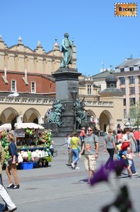 Monumentul lui Adam Mickiewicz din piaţa Rynek Glowny