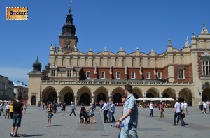 Piaţa Rynek Glowny si Sukiennice