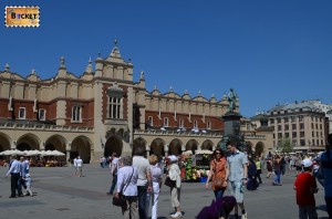 Piaţa Rynek Glowny si monumentul lui Adam Mickiewicz
