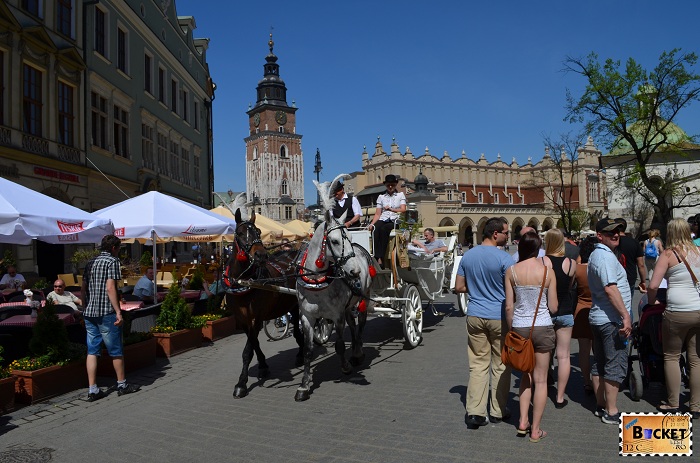 Piaţa Rynek Glowny si turnul primarie din Cracovia