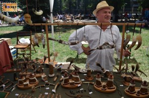 Silveszter Ferenc sculptură în coarne de cerb la Târgul Meşterilor Populari din Oradea