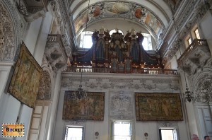 Orga si intrarea in catedrala din Salzburg