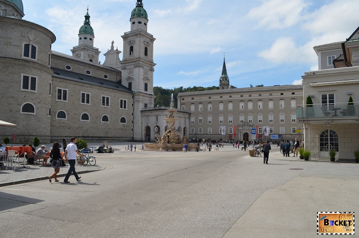 Catedrala din Salzburg Residenzplatz si Residenzbrunnen