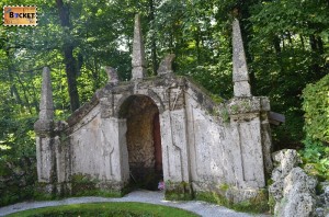 grote prin gradina Hellbrunn