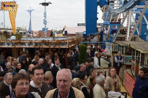 Asteptand la Riesenrad - roata uriaşă - Oktoberfest Munchen