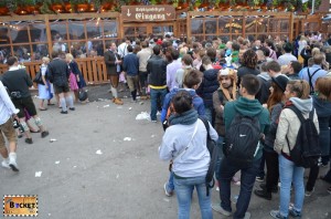 coada la intrare in cort Oktoberfest Munchen