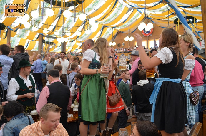 distractie in Bräurosl / Pschorrbräu-Festhalle - Corturile de la Oktoberfest Munchen