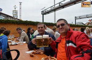 Bere pe terasa Schottenhamel festzelt - Corturile de la Oktoberfest Munchen