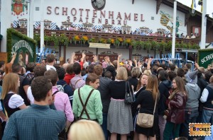Coada la intare in Schottenhamel festzelt - Corturile de la Oktoberfest Munchen