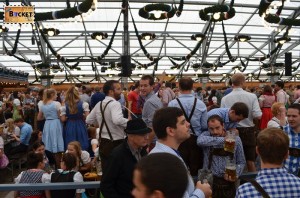 Distractiei in Cortul Schottenhamel festzelt - Corturile de la Oktoberfest Munchen