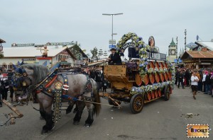 Carele cu bere Paulaner - Corturile de la Oktoberfest Munchen