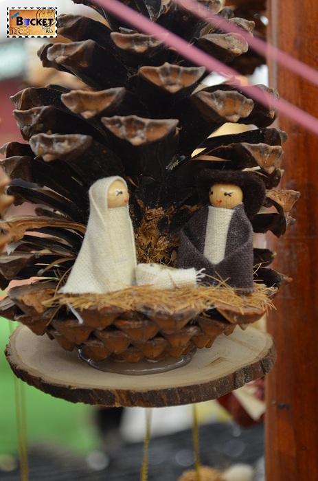 Ornamente din con de pin la Mini târgul de Crăciun din Forum Debrecen
