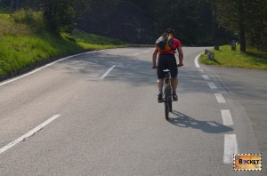 Biciclist pe drumul Grossglockner High Alpine Road - Cel mai frumos drum alpin din Austria ; Großglockner Hochalpenstraße;