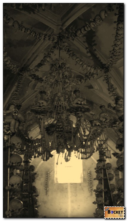 candelabru din oase umane la osuarul din Sedlec -  Biserica din Kutna Hora