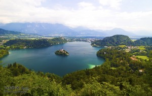 Lacul Bled din Slovenia privit de pe vârful Mala Ostojnica
