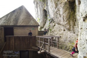 intrare in pestera de la castelul Predjama din Slovenia