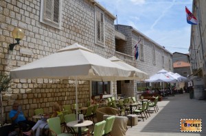 spre oficiul turistic din orasul Rab
