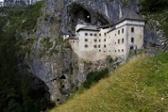 Castelul Predjama din Slovenia